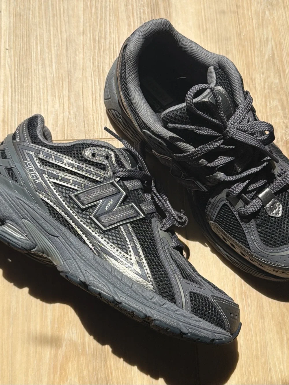 New Balance Black & Silver Mesh Trail Sneakers Size M6/W7.5
